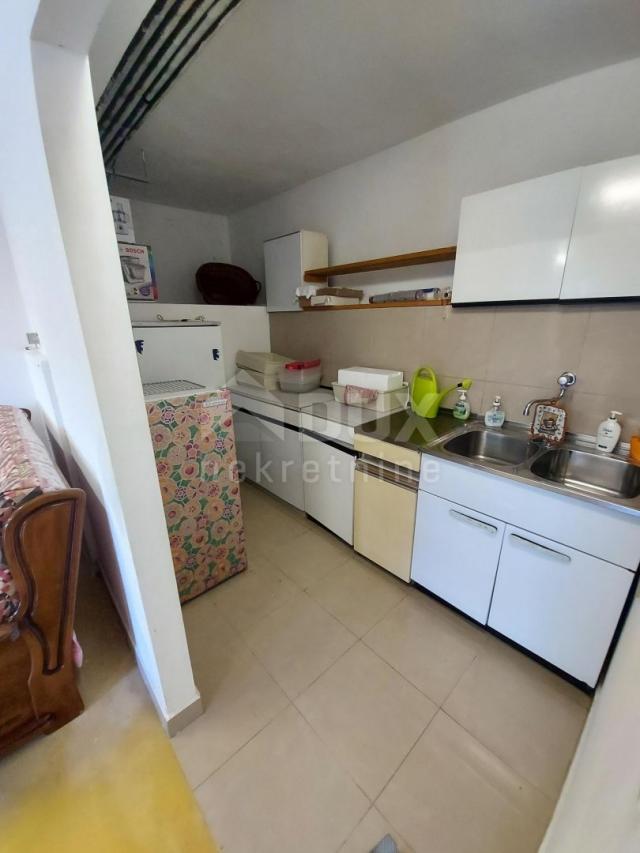 OPATIJA, VEPRINAC - vila 1000m2 s pogledom na more, 6 apartmana i bazenom + okoliš 1000m2