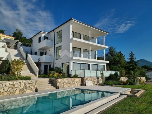 OPATIJA, LOVRAN, LIGANJ - Stan u vili s bazenom 120m2+terasa 27m2s panoramskim pogledom na more + ok