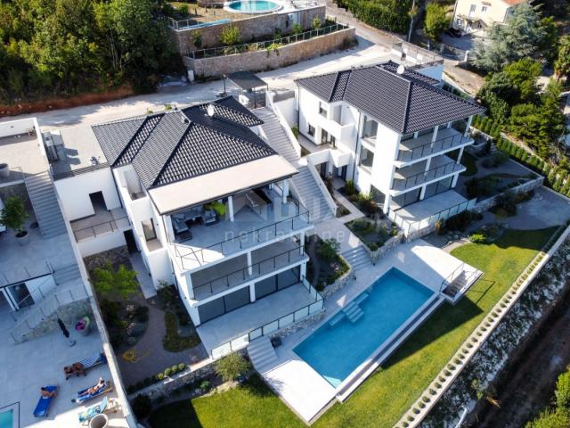 OPATIJA, LOVRAN, LIGANJ - Stan u vili s bazenom 120m2+terasa 27m2s panoramskim pogledom na more + ok