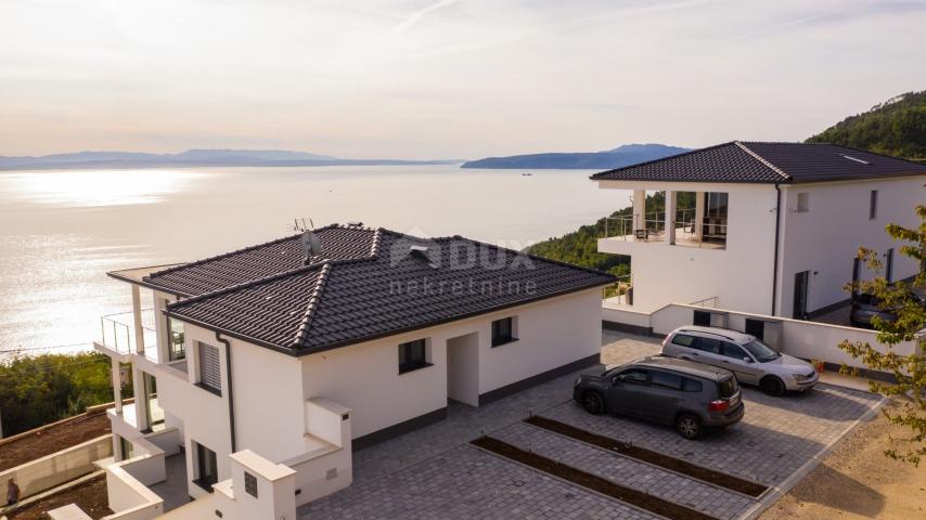 OPATIJA, LOVRAN, LIGANJ - Stan u vili s bazenom 120m2+terasa 27m2s panoramskim pogledom na more + ok