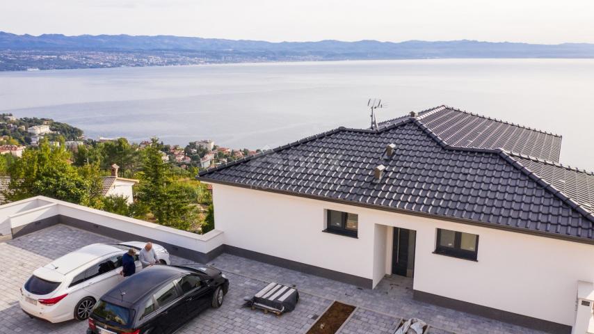 OPATIJA, LOVRAN, LIGANJ - Stan u vili s bazenom 120m2+terasa 27m2s panoramskim pogledom na more + ok