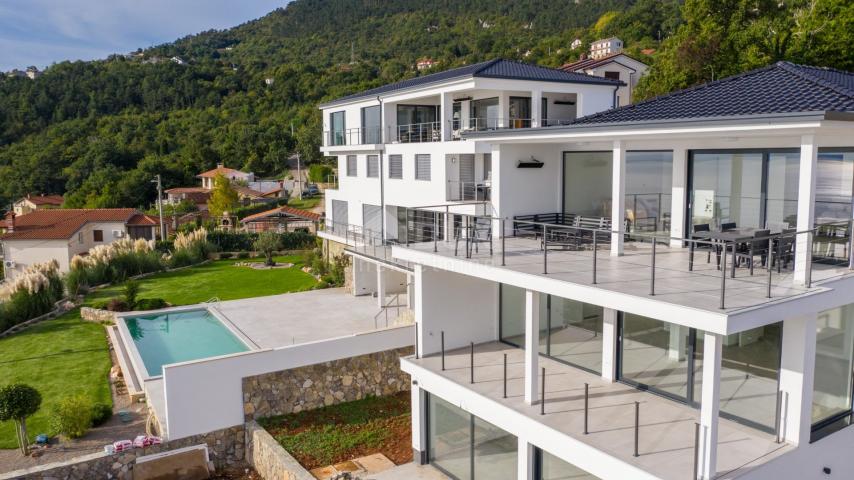 OPATIJA, LOVRAN, LIGANJ - Stan u vili s bazenom 120m2+terasa 27m2s panoramskim pogledom na more + ok