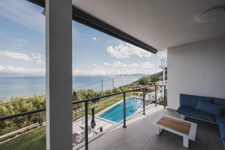 OPATIJA, LOVRAN, LIGANJ - Stan u vili s bazenom 120m2+terasa 27m2s panoramskim pogledom na more + ok