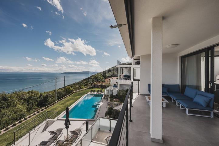 OPATIJA, LOVRAN, LIGANJ - Stan u vili s bazenom 120m2+terasa 27m2s panoramskim pogledom na more + ok