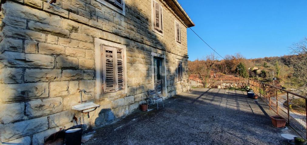 ISTRIA, GROŽNJAN - Stone house with a beautiful view