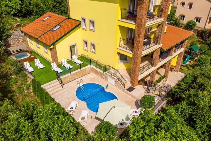 OPATIJA, BREGI - Vila novogradnja u mediteranskom stilu s dvije stambene jedinice, bazenom, gostinjs