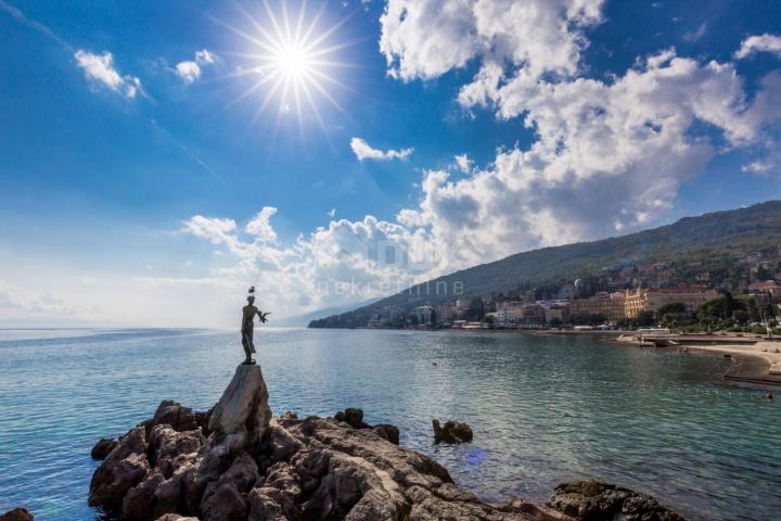 OPATIJA, BREGI - Vila novogradnja u mediteranskom stilu s dvije stambene jedinice, bazenom, gostinjs