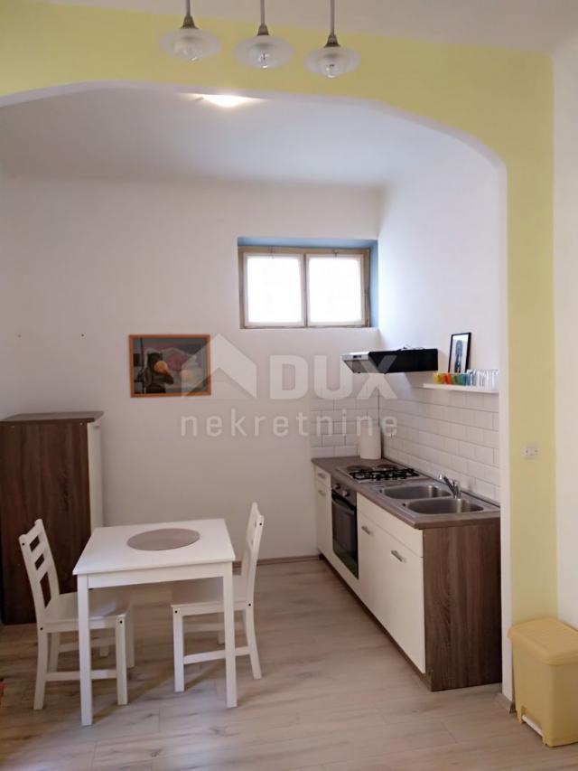 OPATIJA, CENTAR - Stan 100 m2 pođeljen u dva apartmana