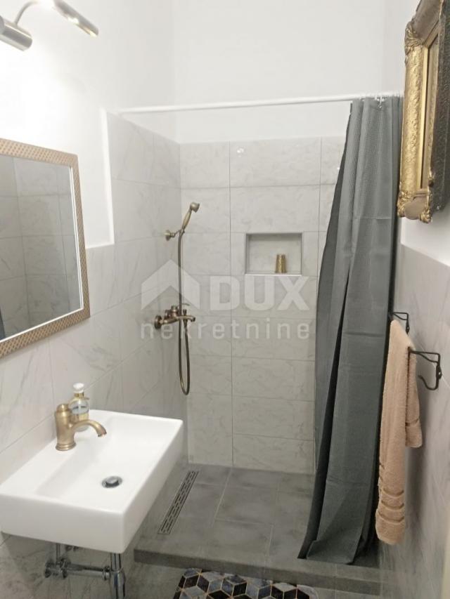 OPATIJA, CENTAR - Stan 100 m2 pođeljen u dva apartmana