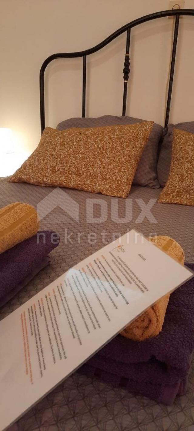 OPATIJA, CENTAR - Stan 100 m2 pođeljen u dva apartmana