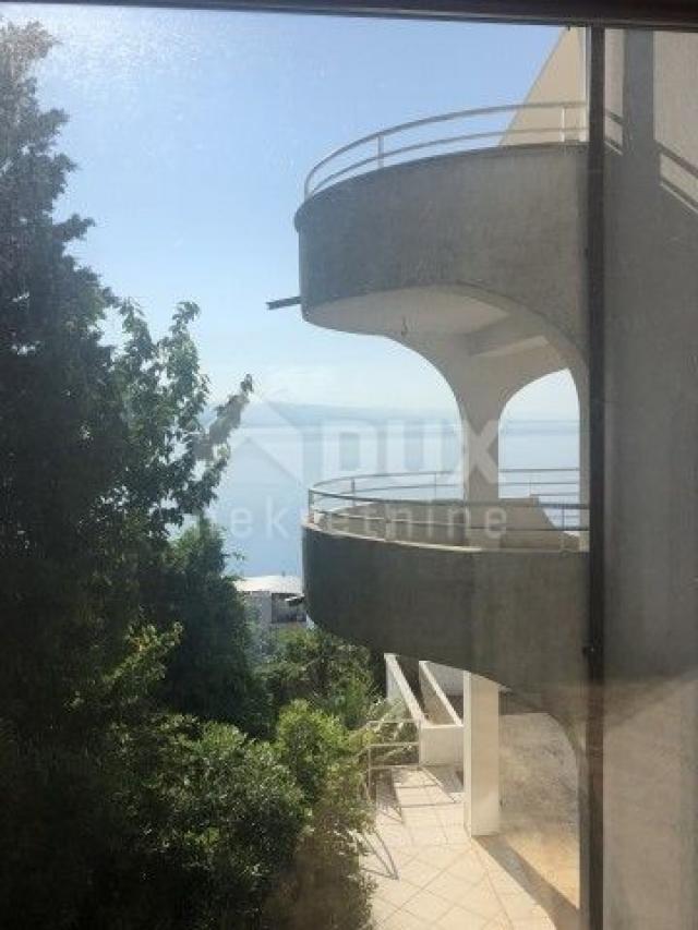 OPATIJA, CENTAR - dvoetažni stan 200m2 na 2. katu 3S+DB s panoramskim pogledom na more + okoliš 100m