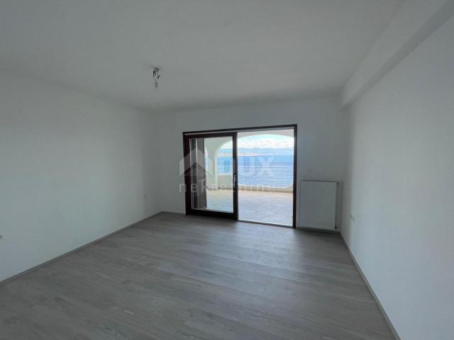 OPATIJA, CENTAR- stan 170m2 na 1. katu 2S+DB s panoramskim pogledom na more + okoliš 100m2