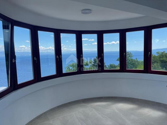 OPATIJA, CENTAR- stan 170m2 na 1. katu 2S+DB s panoramskim pogledom na more + okoliš 100m2