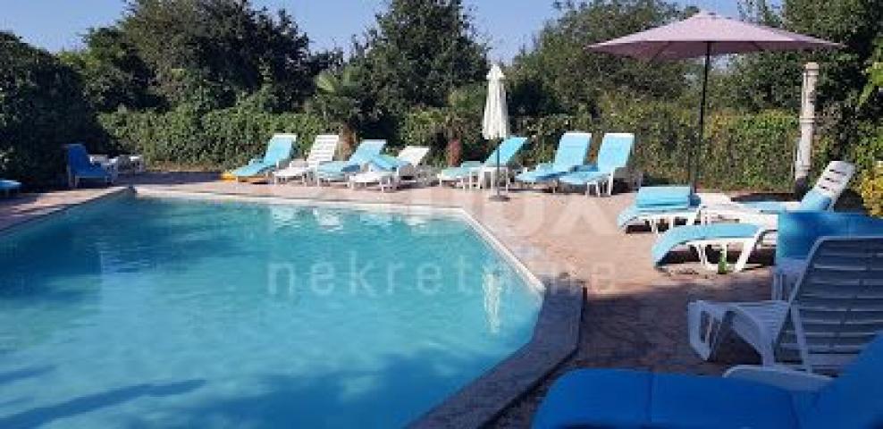 ISTRIA - MEDULIN, house with several apartments and swimming pool 300 m from the sea