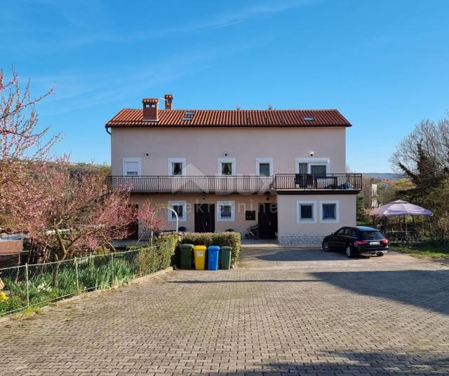 ISTRIEN, LABIN - Mehrfamilienhaus am Stadtrand auf einem großzügigen Grundstück