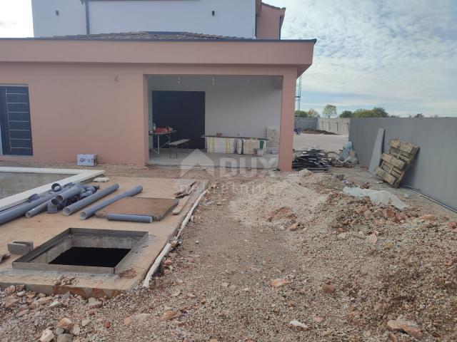 ISTRIA, VODNJAN - Semi-detached villa under construction with pool and sea view