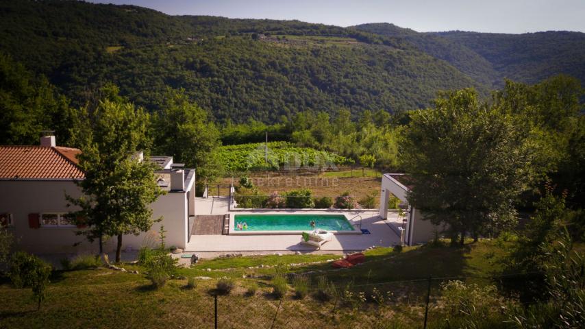 ISTRA, MOTOVUN - Osebujna prizemnica s bazenom na osami