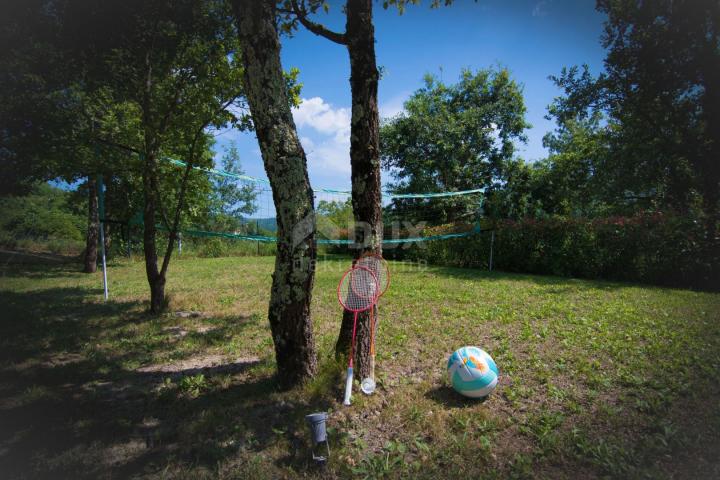 ISTRA, MOTOVUN - Osebujna prizemnica s bazenom na osami