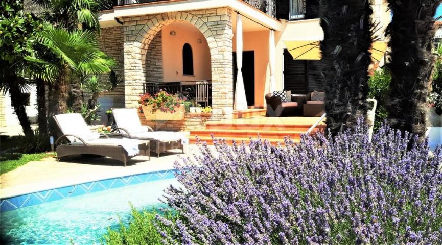 ISTRIA, UMAG - Unique villa with pool, first row to the sea