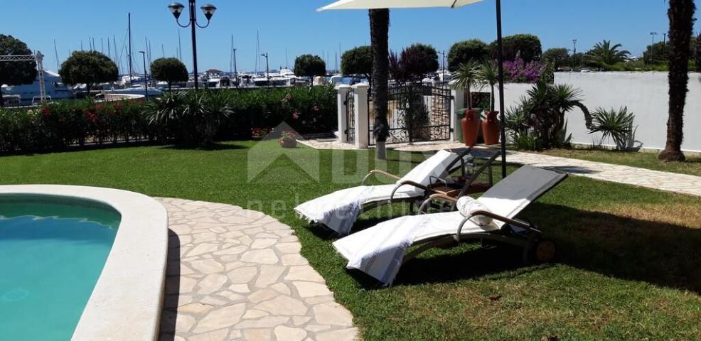 ISTRIEN, UMAG - Einzigartige Villa mit Pool, erste Reihe zum Meer