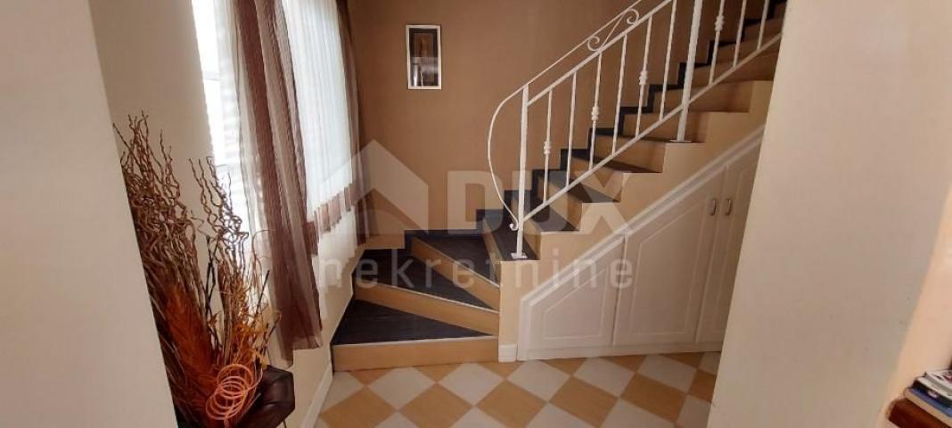 RAB, SUPETARSKA DRAGA - Predivan dvoetažni apartman, 1. red do mora 