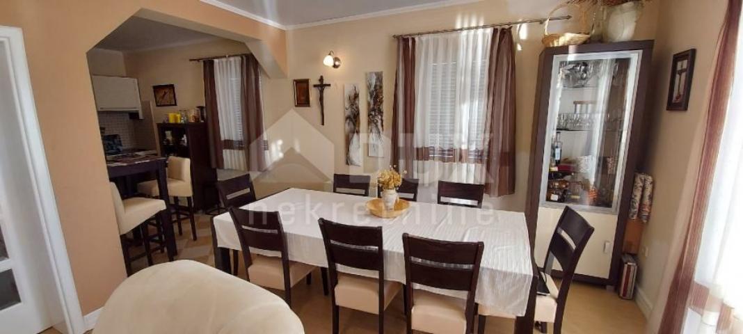 RAB, SUPETARSKA DRAGA - Predivan dvoetažni apartman, 1. red do mora 