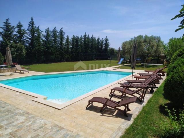 ISTRIA, GALIŽANA - Holiday house 340m2, with a garden of 2145m2 and a swimming pool 60m2