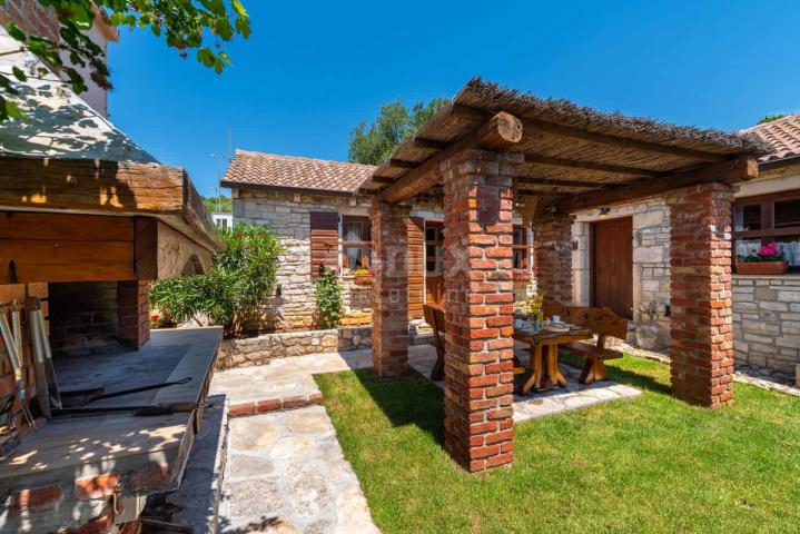 ZADAR, POSEDARJE - Beautiful multi-storey house and stone outbuilding with swimming pool