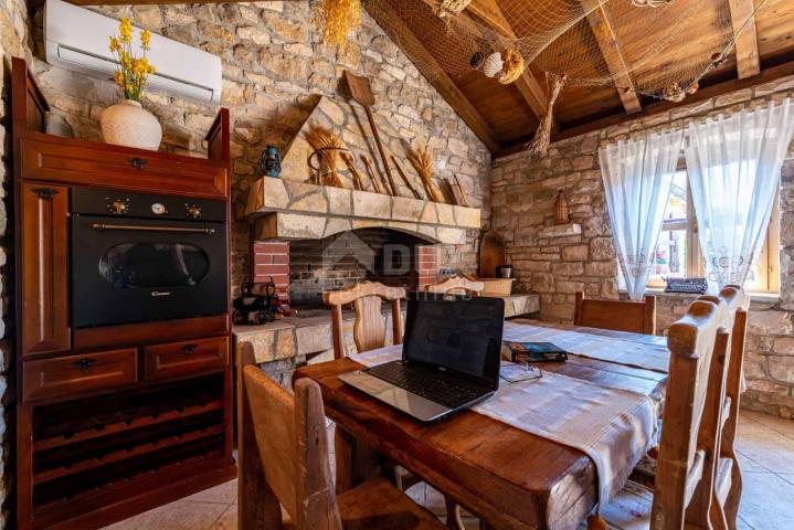 ZADAR, POSEDARJE - Beautiful multi-storey house and stone outbuilding with swimming pool