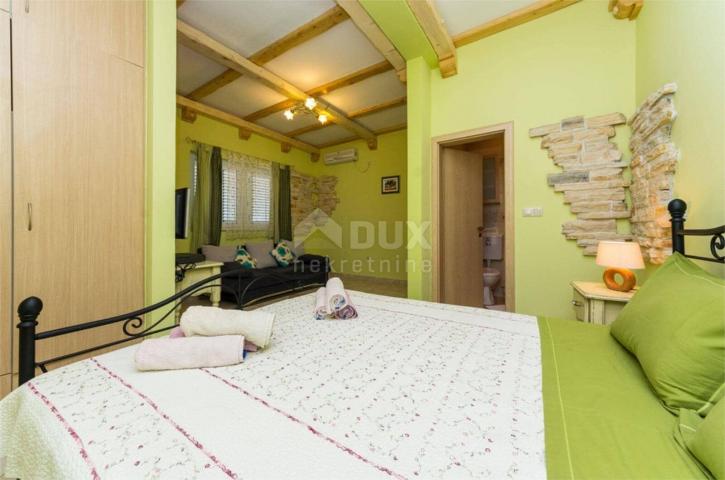 ZADAR, POSEDARJE - Beautiful multi-storey house and stone outbuilding with swimming pool