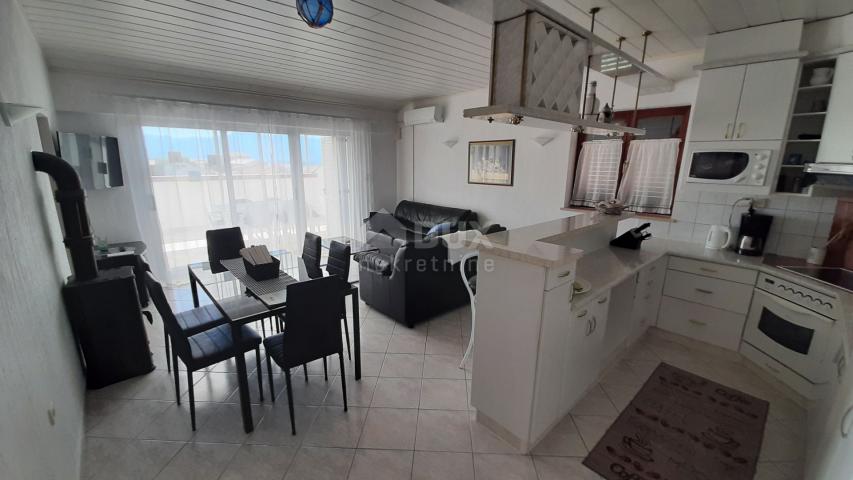 OTOK KRK, BAŠKA - Trosobni apartman u blizini mora