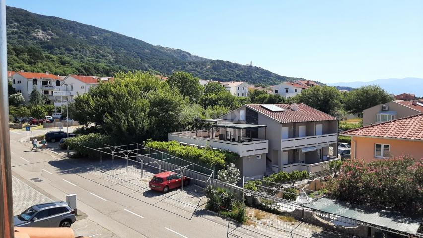 OTOK KRK, BAŠKA - Trosobni apartman u blizini mora