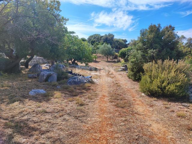 PAG ISLAND, LUN - land in an excellent and quiet location