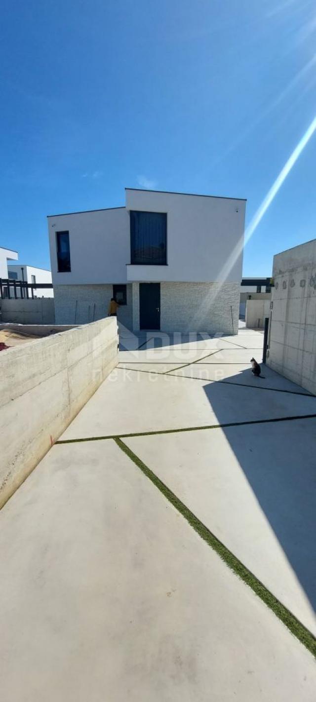 ISTRIA, PULA - Modern semi-detached house with swimming pool