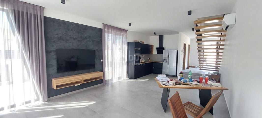 ISTRIA, PULA - Modern semi-detached house with swimming pool