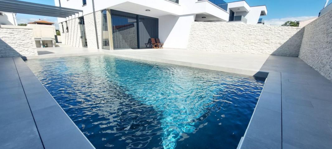 ISTRIEN, PULA - Modernes Doppelhaus mit Swimmingpool