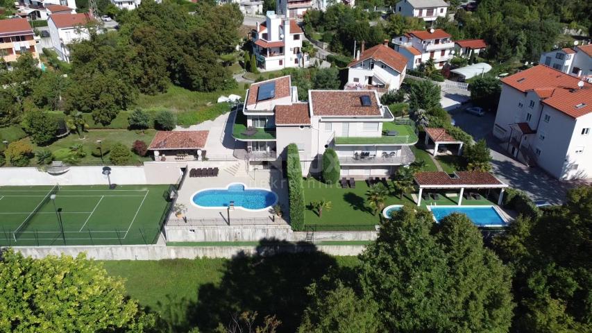 OPATIJA, POBRI – Doppelhaushälfte mit Swimmingpool und Tennisplatz