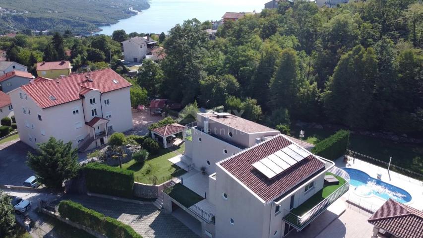 OPATIJA, POBRI – Doppelhaushälfte mit Swimmingpool und Tennisplatz