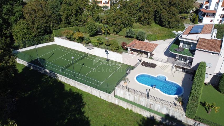 OPATIJA, POBRI – Doppelhaushälfte mit Swimmingpool und Tennisplatz