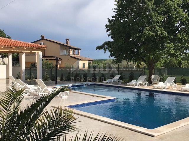 ISTRIEN, SVETI LOVREČ - Geräumiges Haus mit fünf Wohnungen und einem Swimmingpool