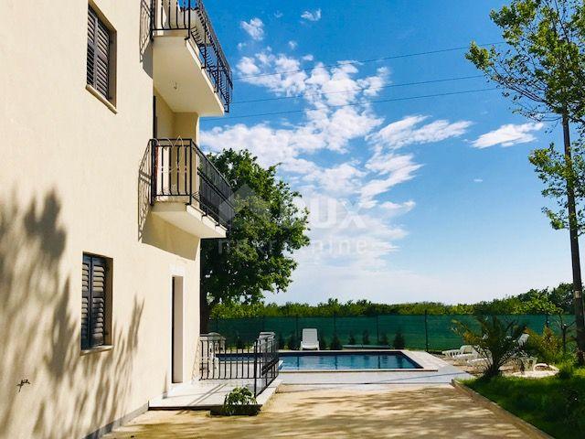 ISTRIEN, SVETI LOVREČ - Geräumiges Haus mit fünf Wohnungen und einem Swimmingpool