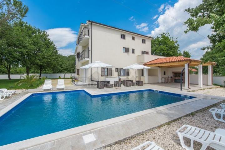 ISTRIEN, SVETI LOVREČ - Geräumiges Haus mit fünf Wohnungen und einem Swimmingpool