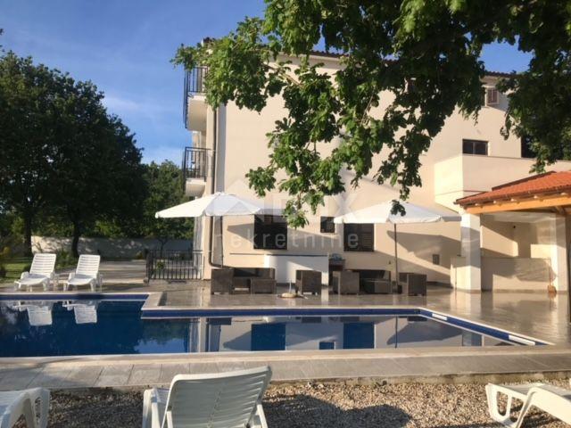 ISTRIEN, SVETI LOVREČ - Geräumiges Haus mit fünf Wohnungen und einem Swimmingpool