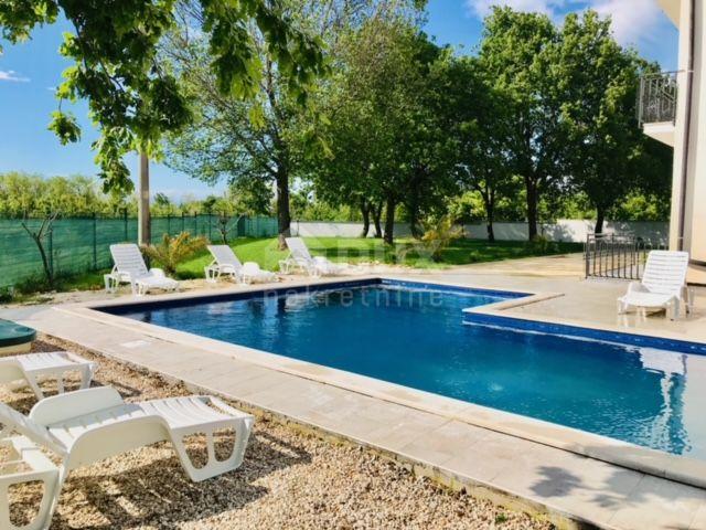 ISTRIEN, SVETI LOVREČ - Geräumiges Haus mit fünf Wohnungen und einem Swimmingpool