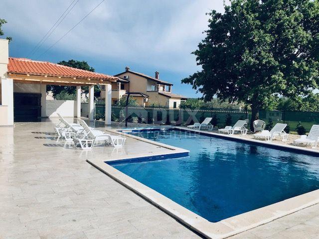 ISTRIEN, SVETI LOVREČ - Geräumiges Haus mit fünf Wohnungen und einem Swimmingpool