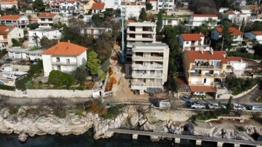 CRIKVENICA - Luxuswohnung im 1. Stock im Bau, 1. Reihe zum Meer