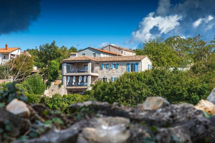 ISTRIEN - SVETI LOVREČ Hervorragend gestaltete Steinvilla mit Meerblick