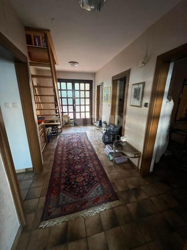 OPATIJA- stan ( etaža), 160 m2, 4 s kl. , POGLED, OKUĆNICA