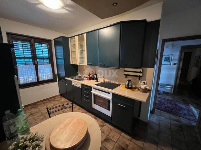 OPATIJA- stan ( etaža), 160 m2, 4 s kl. , POGLED, OKUĆNICA