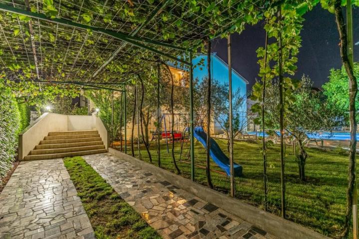 ISTRA, PULA Vila s bazenom i 2 apartmana na prostranoj okućnici 1700 m2